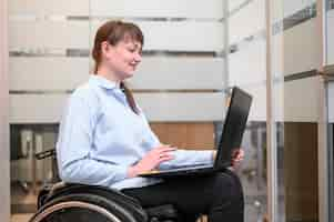 Free photo confident businesswoman in wheelchair working