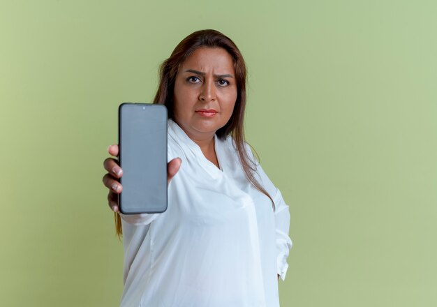 Foto gratuita telefono della tenuta della donna di mezza età caucasico casuale sicuro