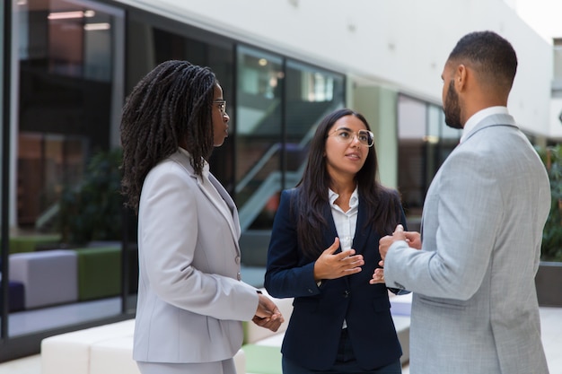 Free photo confident female agent telling customers about project