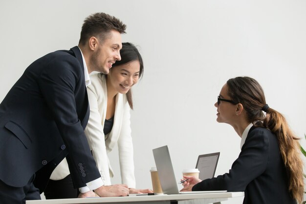 部下と話している自信を持っている女性の上司