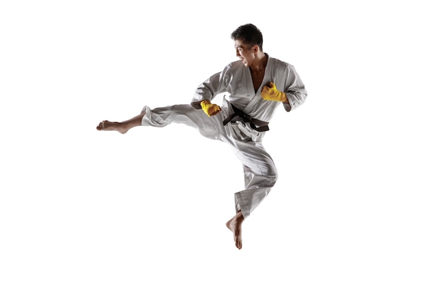 Foto gratuita fiducioso uomo coreano in kimono che pratica combattimento corpo a corpo, arti marziali.