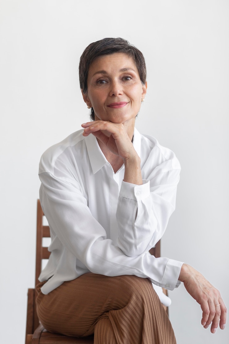 Free Photo confident middle aged woman portrait