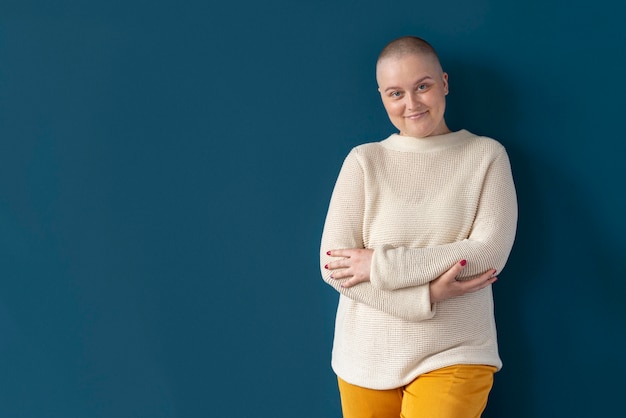 Уверенная женщина борется с раком груди