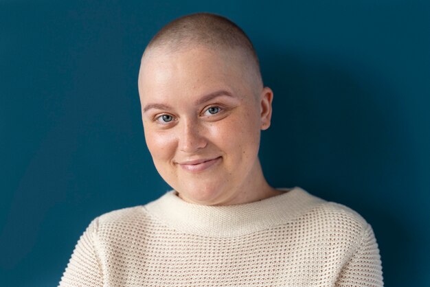 Уверенная женщина борется с раком груди