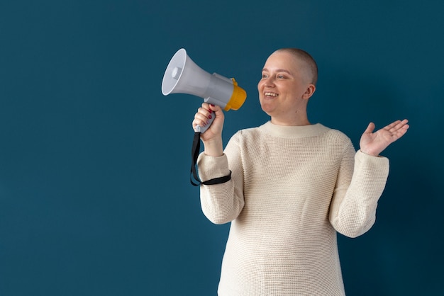 Foto gratuita donna sicura che combatte il cancro al seno breast