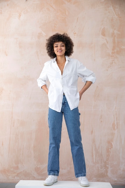 Free photo confident woman with curly hair posing