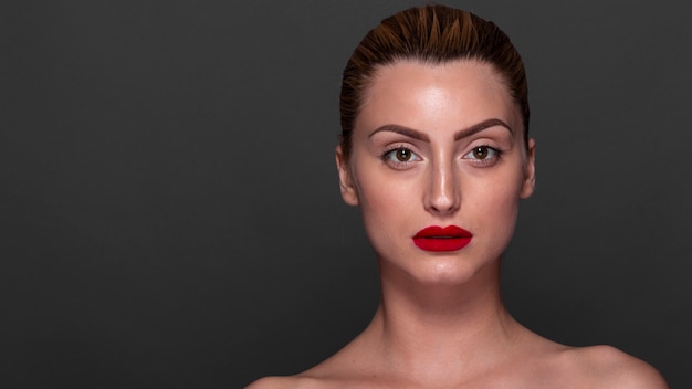 Foto gratuita donna sicura con rossetto rosso sopra