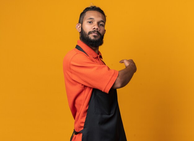 Free photo confident young afro-american barber wearing uniform