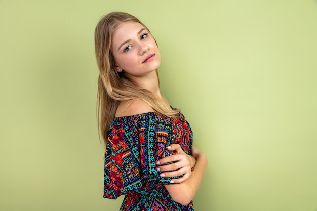 Free photo confident young blonde slavic woman standing sideways and looking