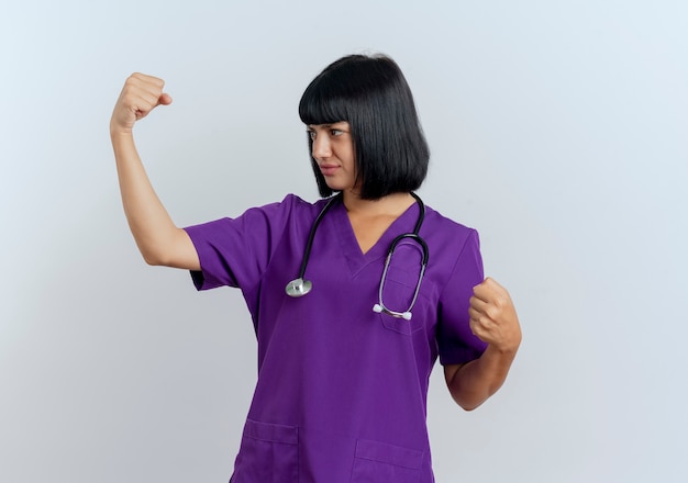 Уверенная молодая брюнетка женщина-врач в униформе со стетоскопом