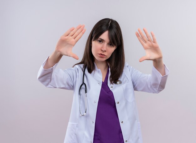 청진 의료 가운에 자신감이 젊은 여성 의사는 격리 된 흰색 배경에 손을 보유