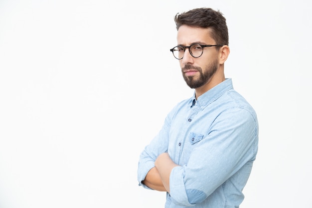 Free photo confident young man looking at camera