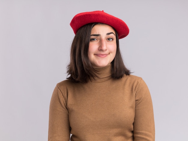 Foto gratuita giovane ragazza abbastanza caucasica sicura con il cappello del berretto isolato sulla parete bianca con lo spazio della copia