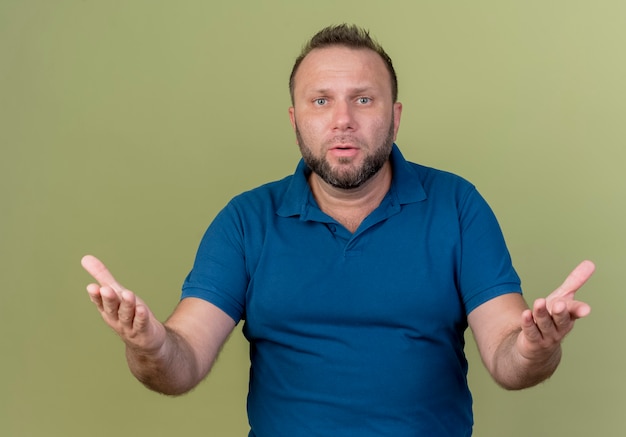 Free photo confused adult slavic man showing empty hands