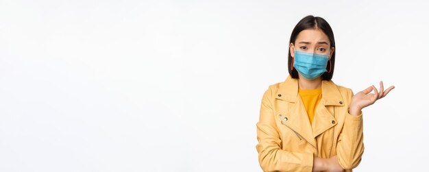 의료용 안면 마스크를 쓴 혼란스러운 아시아 여성