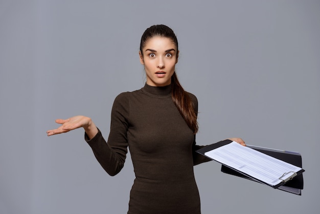 Free photo confused woman dont understand document