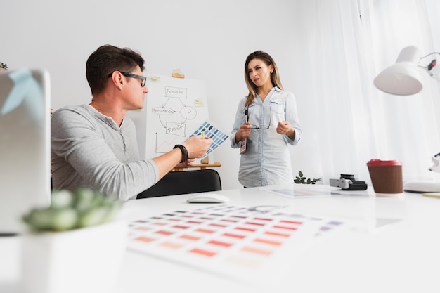 Foto gratuita donna confusa che esamina il suo collega di società