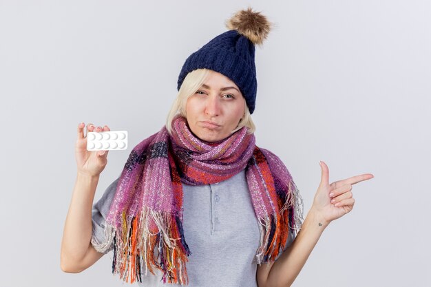 Бесплатное фото Смущенная молодая блондинка больна славянская женщина в зимней шапке и шарфе
