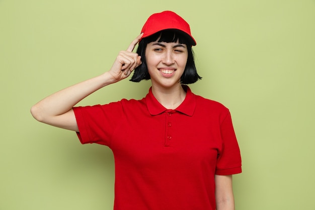 Foto gratuita confuso giovane caucasica ragazza delle consegne guardando a lato