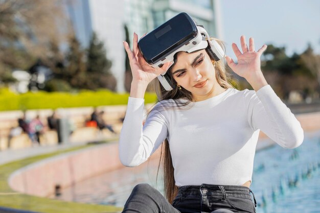 VR 세트를 벗고 혼란스러워하는 젊은 여성 고품질 사진