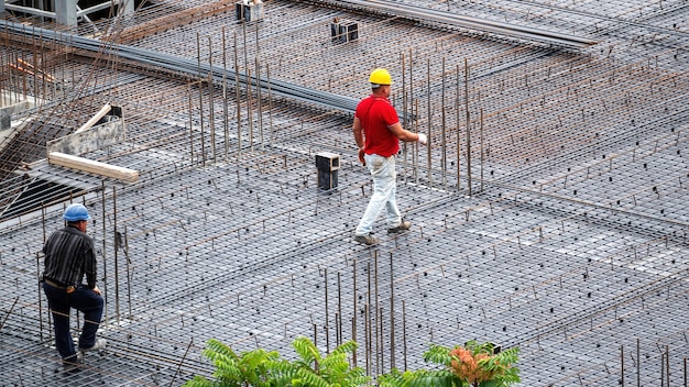 Lavoratori edili che lavorano nel sito in una giornata nuvolosa