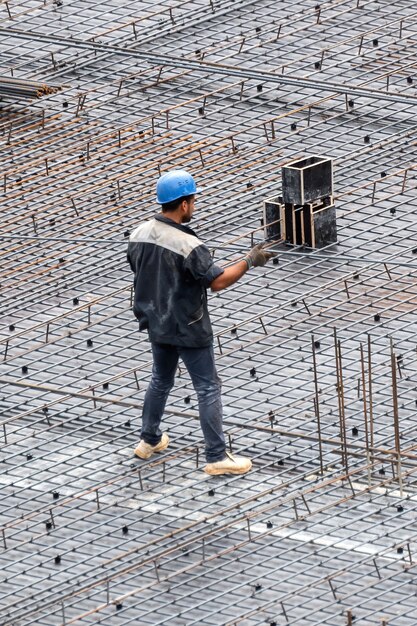 曇りの日に現場で働く建設現場の作業員