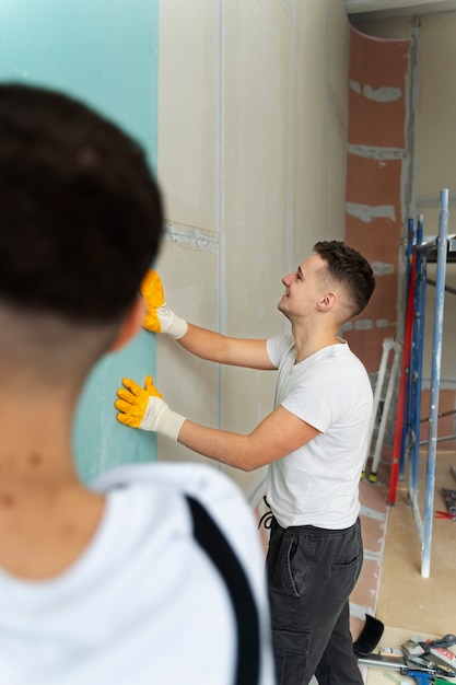 Foto gratuita persone di costruzione che lavorano insieme