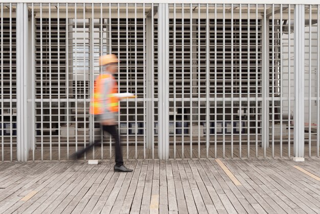 Foto gratuita operaio di cantiere