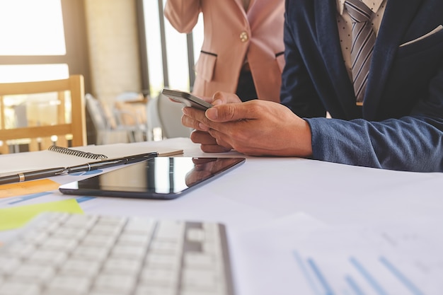 Foto gratuita lavoro di consulenza di consulenza di lavoro discutere le persone