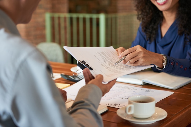 Free Photo consulting with lawyer