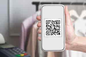 Foto gratuita pagamento senza contatto, codice qr sullo schermo dello smartphone