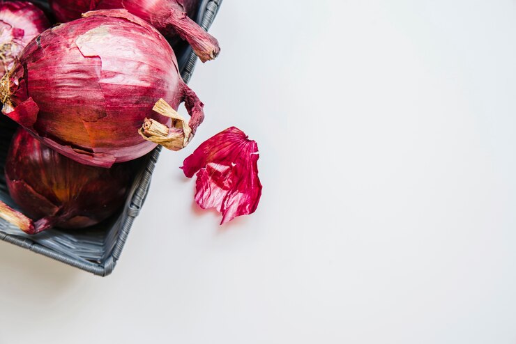 Free Photo container of onions isolated on white background