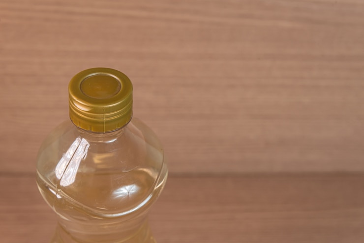 Free Photo container of vinegar on the wooden background