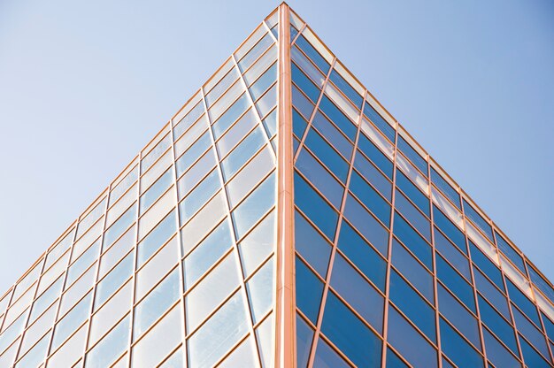 Современная внешность здания против голубого неба в дневном свете