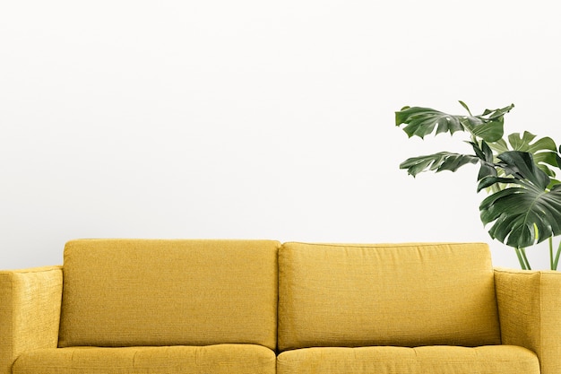 Современный дизайн интерьера гостиной с желтым диваном