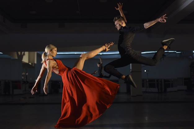 Foto gratuita danza passionale contemporanea