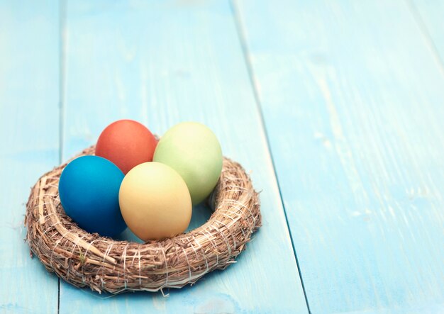 Contenuto delle uova di pasqua fatte a mano colorate