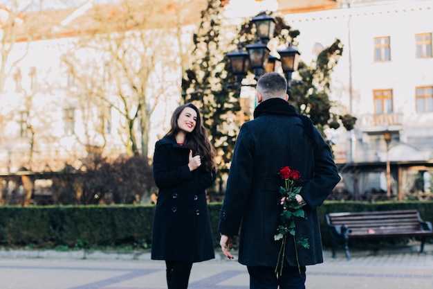 Foto gratuita contenuto uomo che prepara le rose per la fidanzata