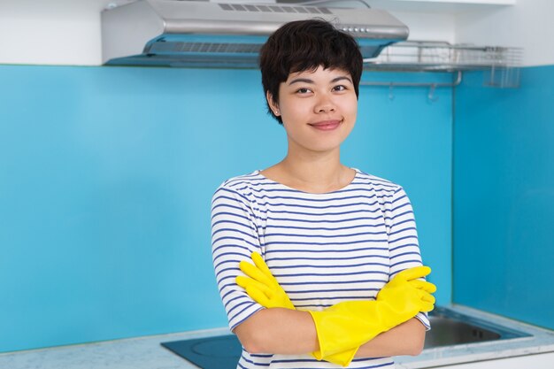 キッチンの保護手袋の内容の女性