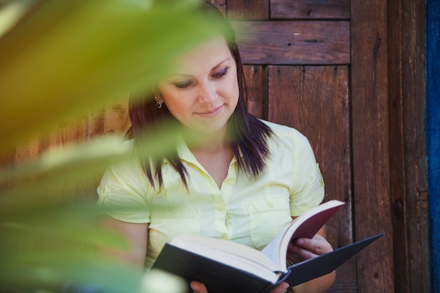 Бесплатное фото Содержание женщины с книгами снаружи