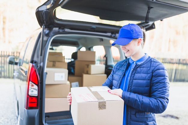 Contenuto donna che lavora in servizio di corriere