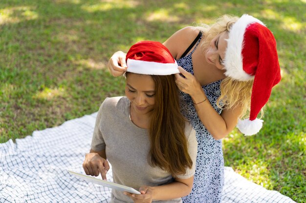 夏の公園でクリスマスの準備をしてコンテンツの若い女性