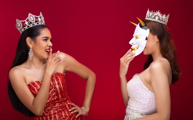 長いシルクの赤いドレスと王冠を身に着けているミスユニバース ナチュラルメイク 巻き毛のヘアスタイル 無料の写真