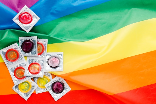 Disposizione del metodo di contraccezione sulla bandiera lgbt con spazio di copia