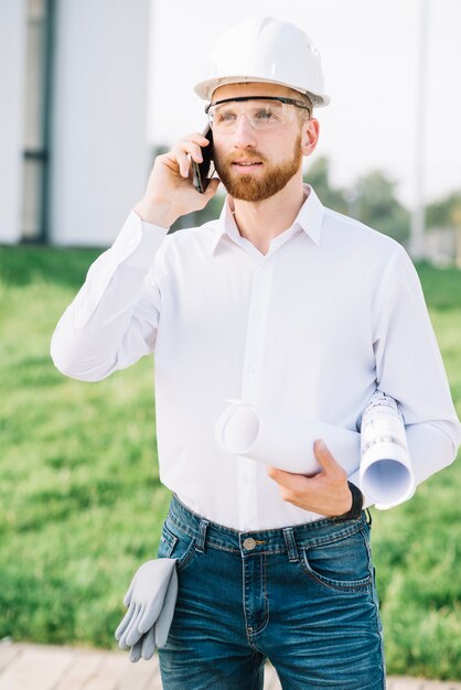 Appaltatore parlando al telefono