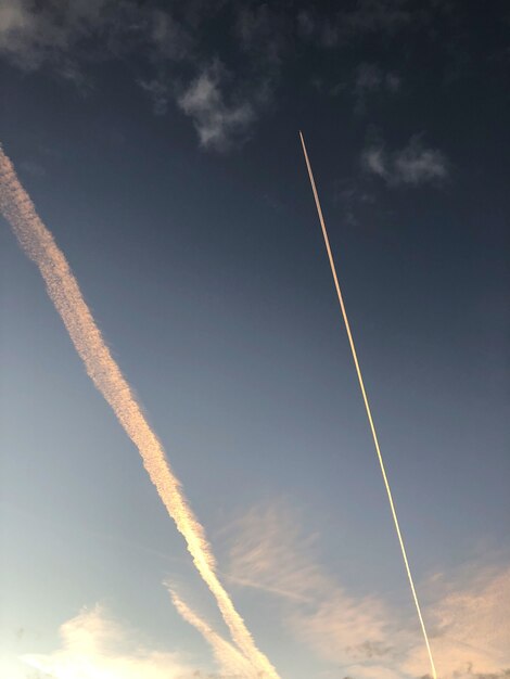 空に浮かぶ飛行機雲