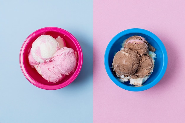 アイスクリームが入った対照的なピンクとブルーのボウル