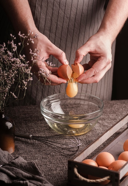 無料写真 ボウルに卵を割る料理