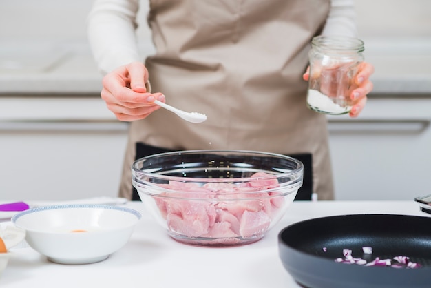 Cuocere il piatto salato con carne cruda