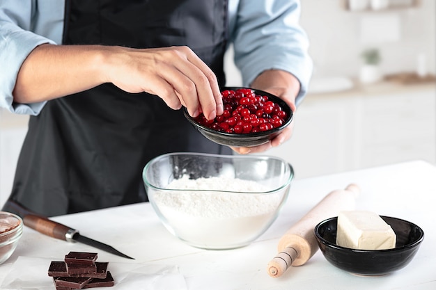 Повар с яйцами на деревенской кухне